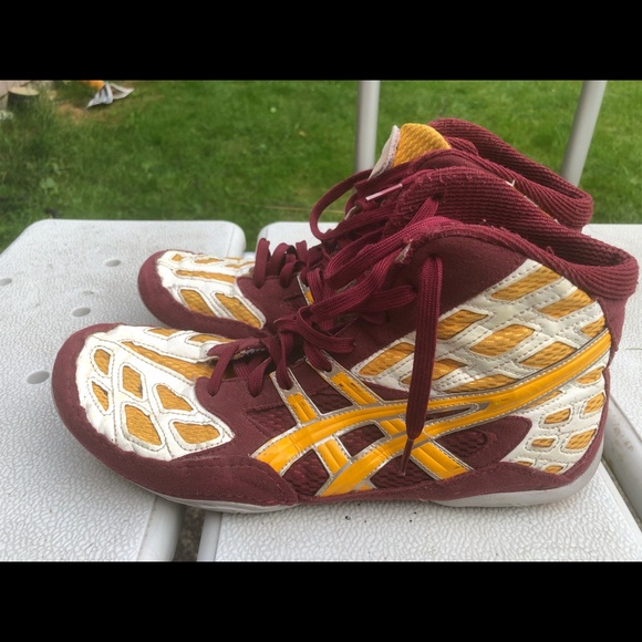 maroon wrestling shoes